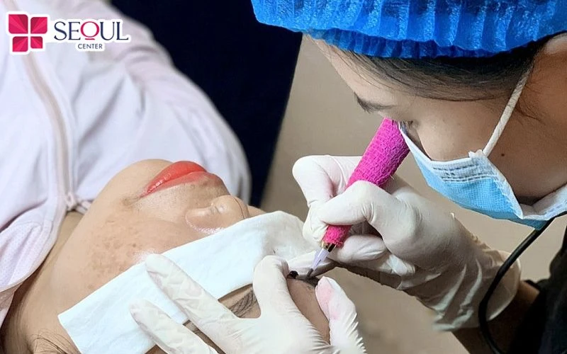 Kỹ thuật viên tiến hành phun mày Shading cho khách hàng