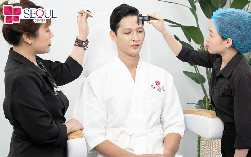 Chuyên gia phun xăm tại Seoul Center sẽ phác thảo dáng mày dựa trên tỷ lệ vàng gương mặt giúp tạo ra dáng mày hài hòa