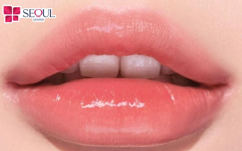 Phun môi collagen là phương pháp sử dụng thiết bị phun xăm chuyên dụng đưa mực và tinh chất collagen vào môi