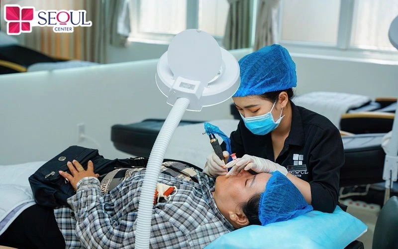 Master phun xăm tại Seoul Center có trình độ chuyên môn cao, tay nghề giỏi, khéo léo, tỉ mỉ sẽ giúp khách hàng sở hữu đôi môi đẹp