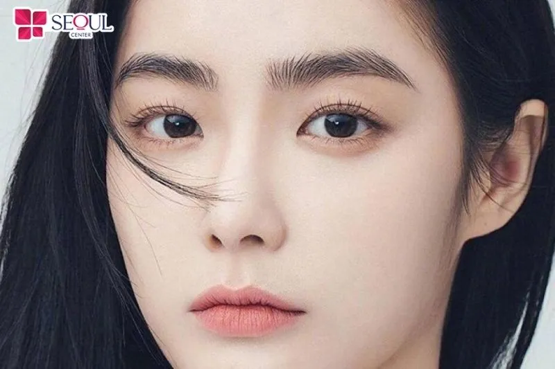 Đặc điểm lông mày ngài là có dáng dài vượt qua mắt, đuôi cong nhẹ, bản to vừa phải, sợ mày khá cứng đậm