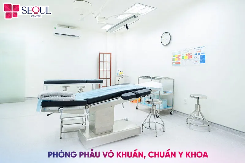 Không gian cơ sở vật chất sang trọng, phòng phẫu luôn đạt chuẩn vô khuẩn y khoa giúp khách hàng tránh được những biến chứng