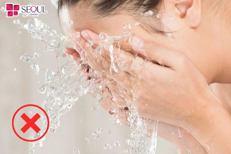 Hạn chế để chân mày tiếp xúc với nước trong 3 - 5 ngày đầu