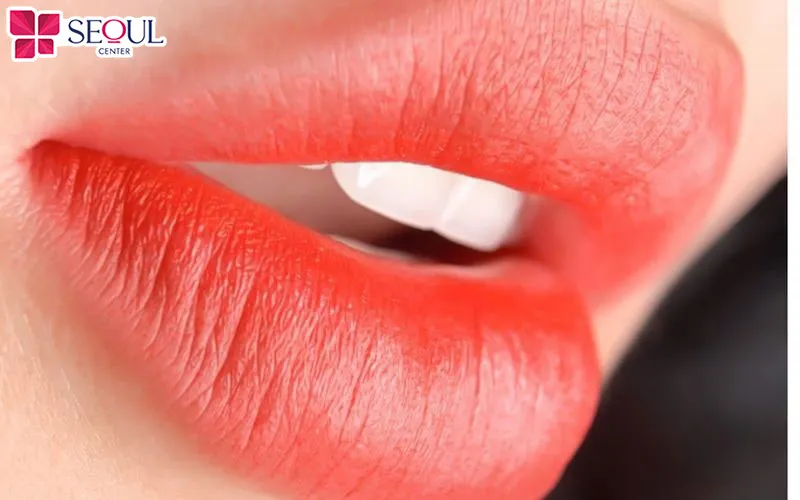 Kết quả sau khi phun môi màu đỏ cam có thể duy trì khá lâu