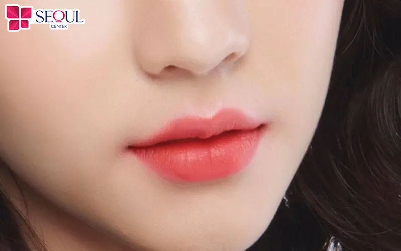 Giá phun môi màu đỏ cam phù hợp với đa số mức tài chính của chị em