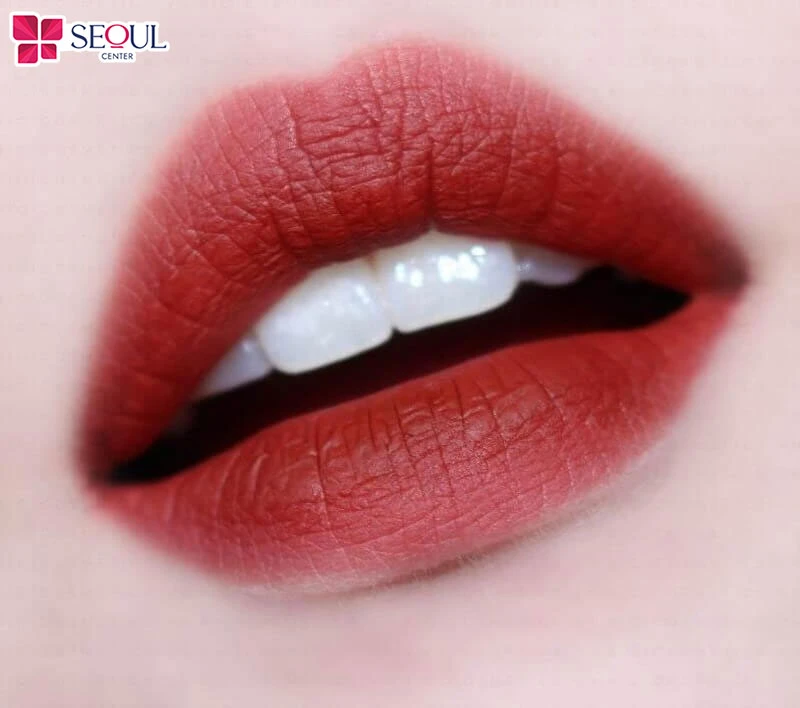 Phương pháp phun môi màu đỏ gạch cho hiệu ứng môi căng mọng, tự nhiên