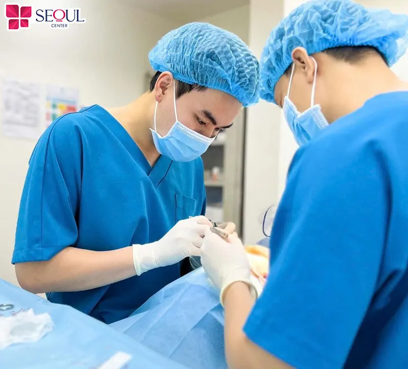 Sau khi hoàn thành quá trình trị lật mi, chuyên gia sẽ hướng dẫn cách chăm sóc an toàn tại nhà