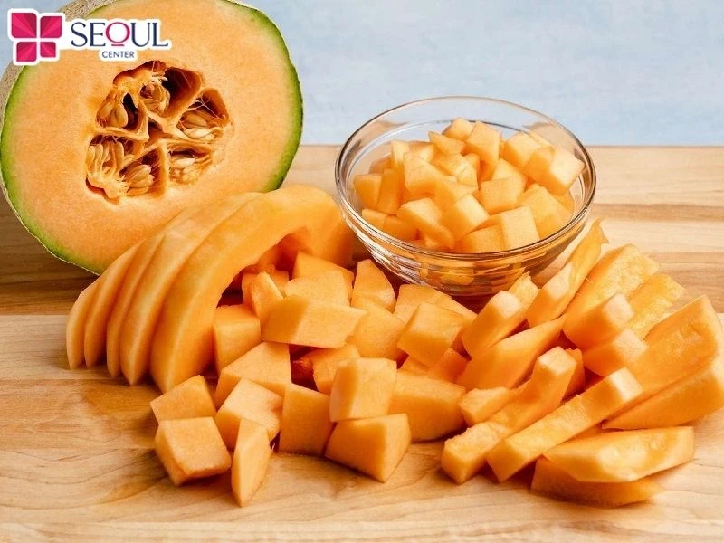 Dưa lưới có chứa nhiều dưỡng chất có thể giúp da ẩm mịn, trắng sáng và chống lão hóa