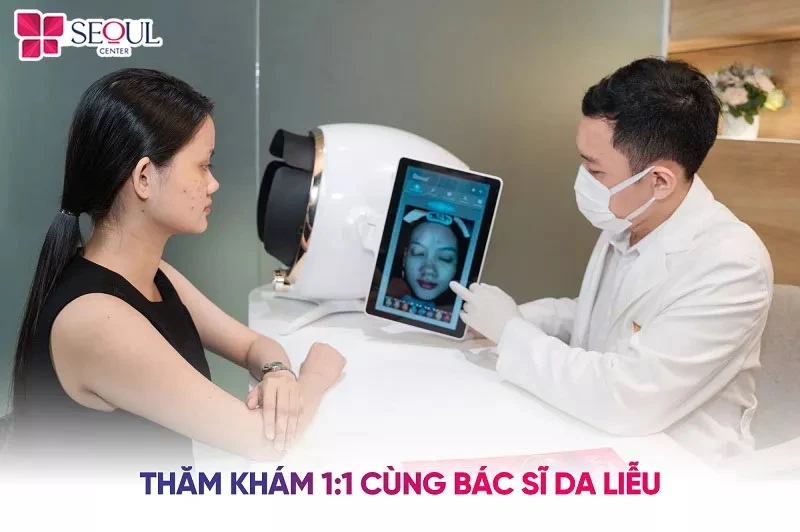Bác sĩ sử dụng thiết bị phân tích da để đánh giá chuyên sâu tình trạng da, nhằm tư vấn khách hàng liệu trình tắm trắng phù hợp nhất