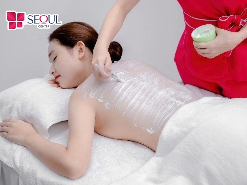 Tinh chất ủ trắng cao cấp được thoa khắp cơ thể khách hàng