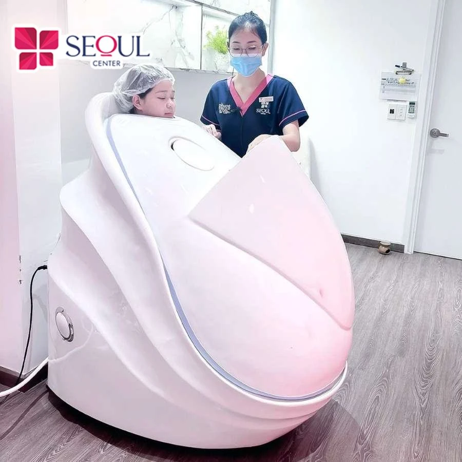 Kỹ thuật viên tiến hành ủ trắng cho khách hàng bằng công nghệ ánh sáng sinh học