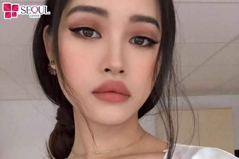 Kiểu môi trên dày hơn môi dưới là dáng môi đẹp khá lạ mắt, phù hợp với những ai muốn tạo các dáng môi tiêm filler đẹp và khác biệt