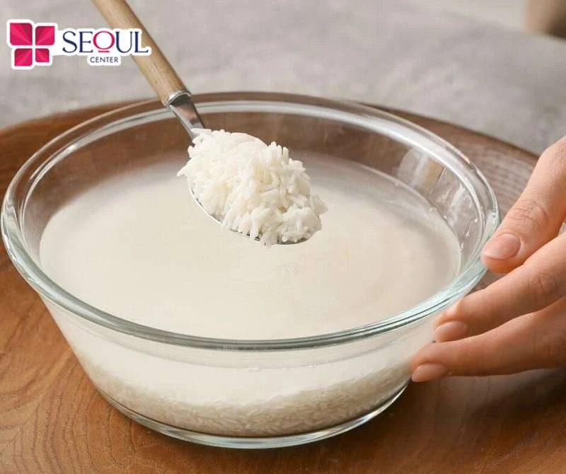 Nước vo gạo có chứa rất nhiều dưỡng chất có thể giúp da nâng tông, mềm mại hơn từng ngày