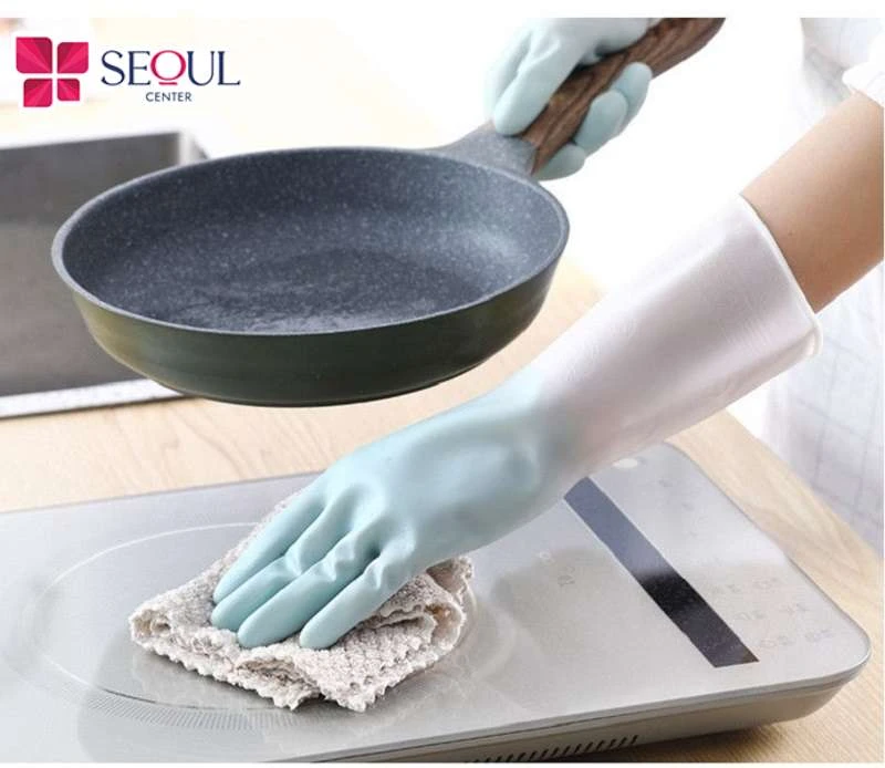 Khi lau dọn nhà đừng quên đeo găng tay để bảo vệ da