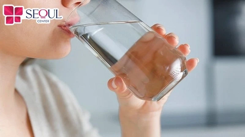 Uống đủ lượng nước cần thiết mỗi ngày sẽ giúp da của bạn luôn ẩm mịn, căng bóng, giảm xỉn màu, không khô ráp