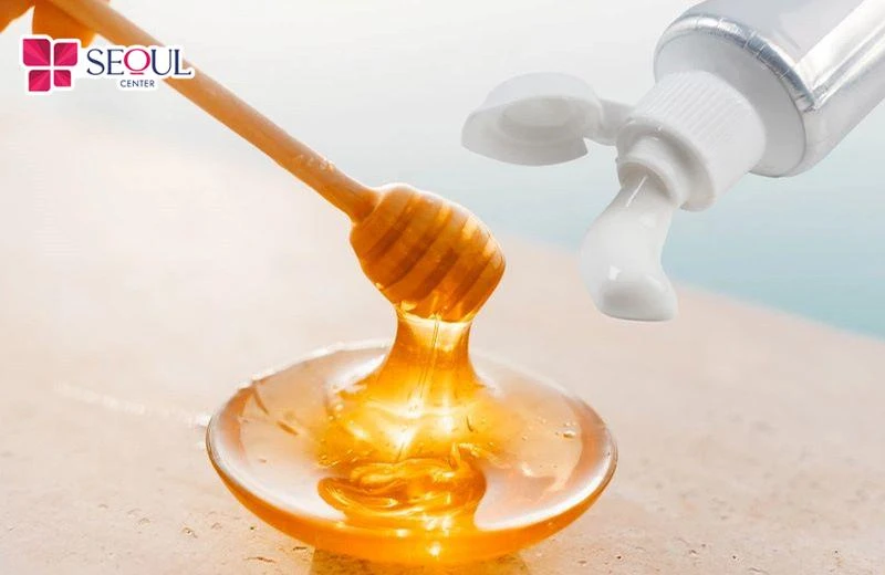 Mật ong và kem đánh răng chứa nhiều dưỡng chất làm trắng da, kháng viêm, ẩm mịn da