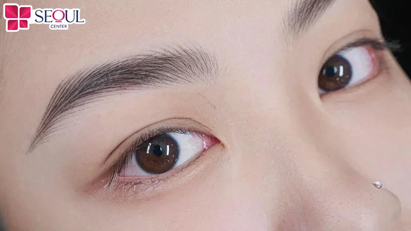 Vẽ chân mày phẩy sợi được nhiều người yêu thích nhờ tính tự nhiên, chân thực, tạo dáng mày đẹp, hài hòa gương mặt