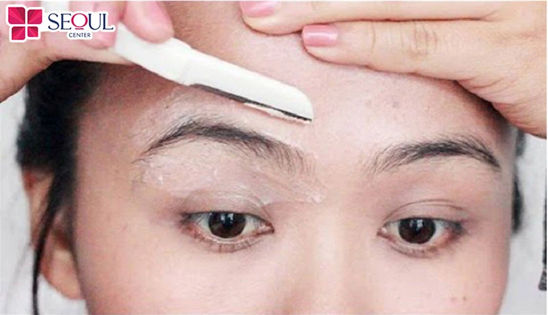 Loại bỏ những sợi mày thừa, sợi mày mọc ngoài khuôn mày giúp tạo dáng mày gọn gàng, rõ nét