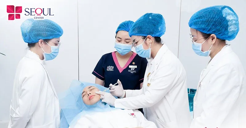 Bác sĩ tiến hành cấy mỡ vào vùng má bị lõm hóp