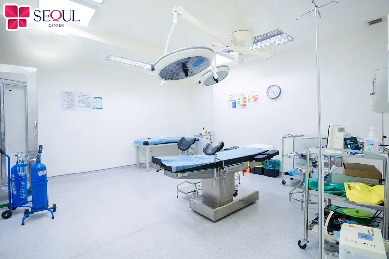 Quá trình cấy mỡ má được thực hiện trong môi trường vô khuẩn, chuẩn Y khoa