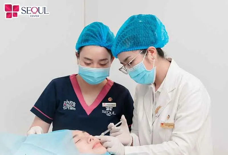 Bác sĩ tiến hành cấy mỡ đã chiết tách ly tâm vào vùng thái dương