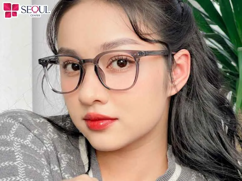 Không nên đeo kính gọng chặt trong 2 tuần đầu sau cấy mỡ thái dương để tránh làm ảnh hưởng đến kết quả