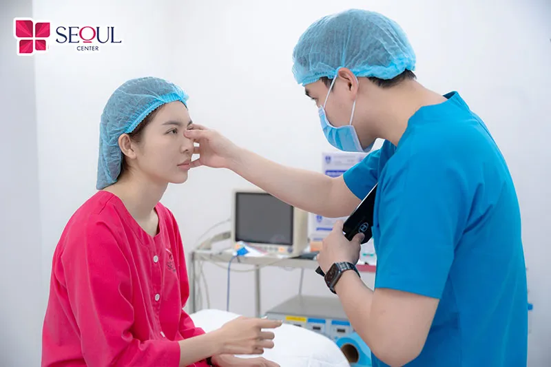 Bác sĩ thăm khám tình trạng lõm hóp ở mặt kỹ càng sau đó tư vấn dịch vụ cấy mỡ phù hợp cho khách hàng