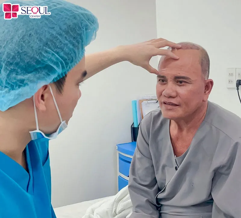 Bác sĩ tiến hành thăm khám tình trạng lõm, nhăn vùng trán