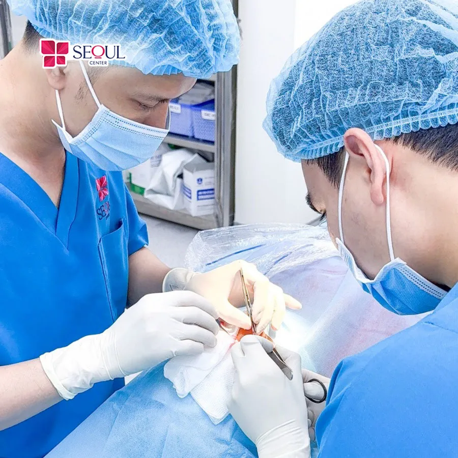 Bác sĩ tiến hành cấy mỡ trung bì mũi theo quy trình chuẩn an toàn Y khoa