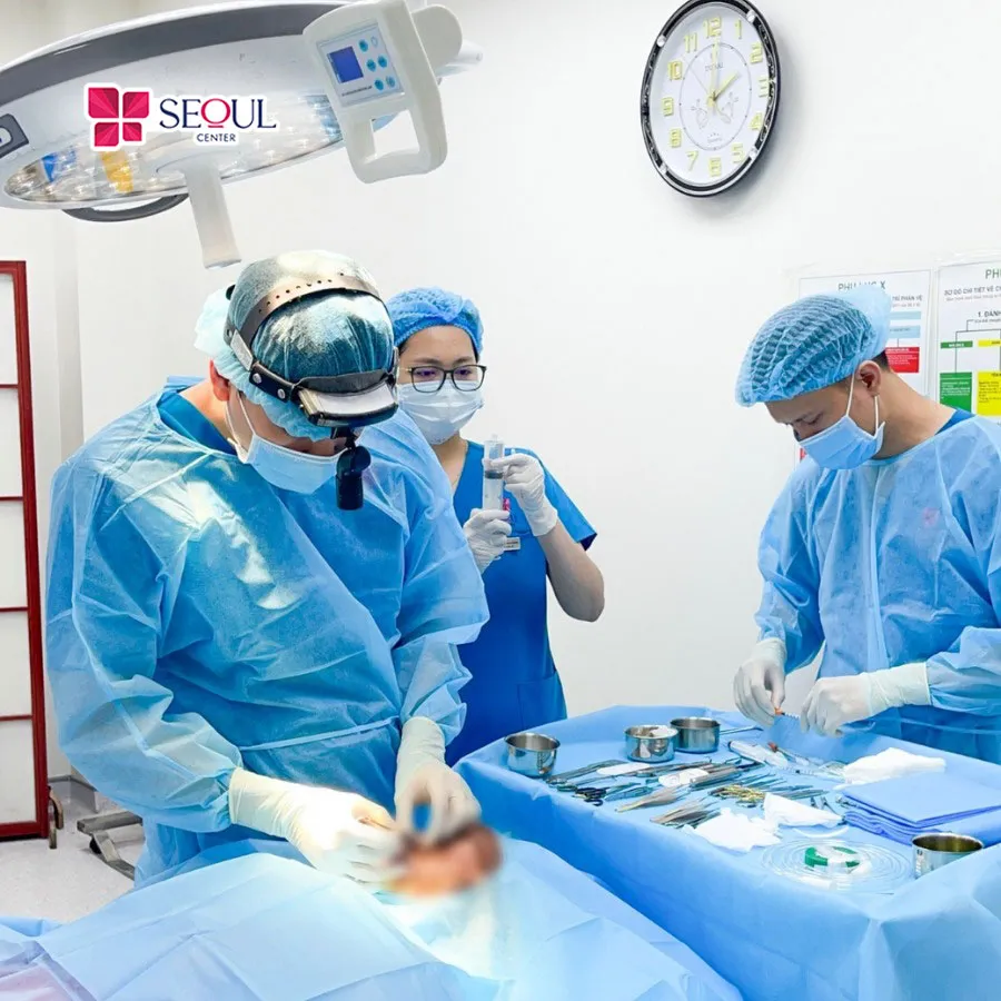 Đội ngũ bác sĩ đang tiến hành chỉnh sụp cơ mí bẩm sinh cho khách hàng theo quy trình chuẩn y khoa