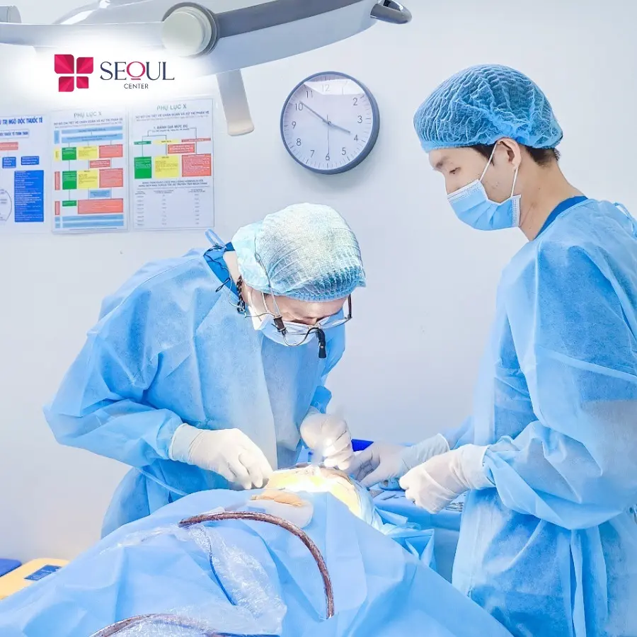 Các bác sĩ đang tiến hành chỉnh xương đồng thời nâng mũi cho khách hàng