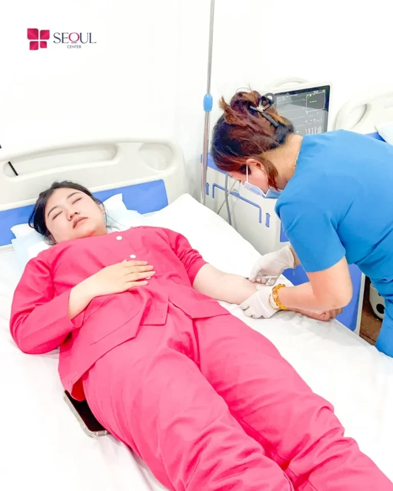 Sau khi độn cằm khách hàng sẽ được đội ngũ điều dưỡng chăm sóc tận tình tại phòng hậu phẫu, đảm bảo sức khỏe khách hàng luôn an toàn