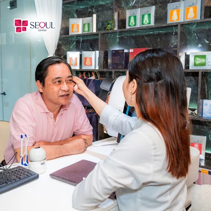 Bác sĩ tiến hành đánh giá tình trạng lõm hóp của thái dương để tư vấn cho khách hàng thật kỹ càng