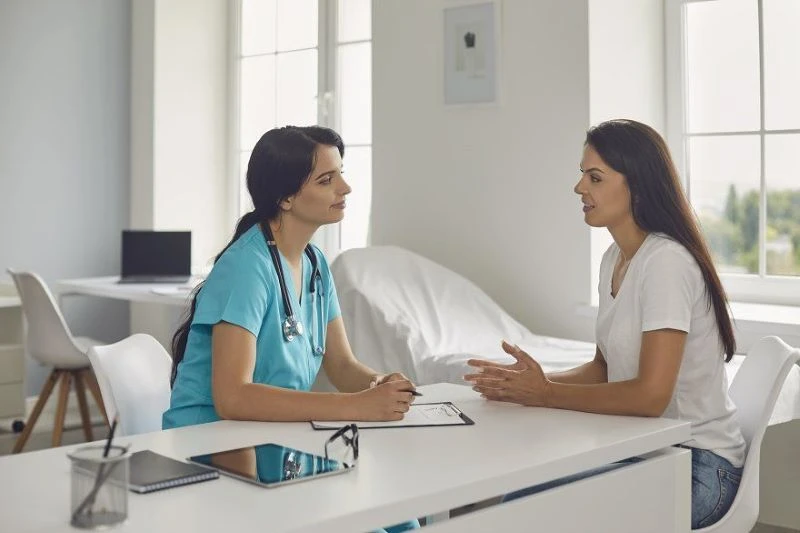 Bạn nên trao đổi trước với bác sĩ để được thăm khám tình trạng da vùng kín