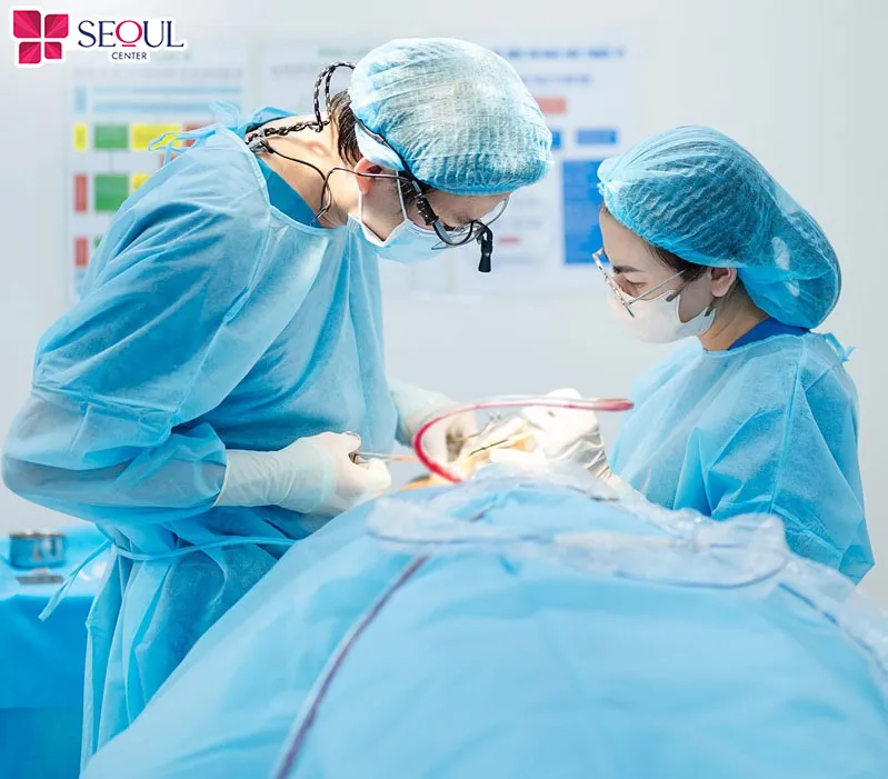 Đội ngũ bác sĩ tiến hành thực hiện nâng cung mày tỉ mỉ cho khách hàng