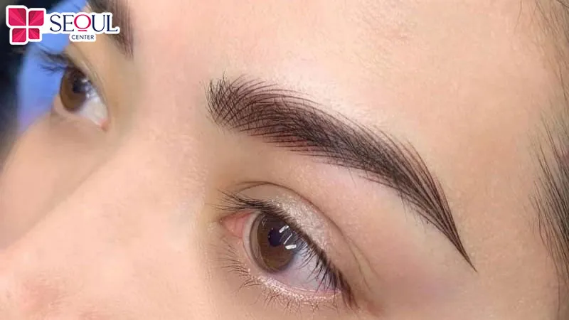 Có thể dựa trên nhiều yếu tố để chọn điêu khắc hoặc phun xăm lông mày