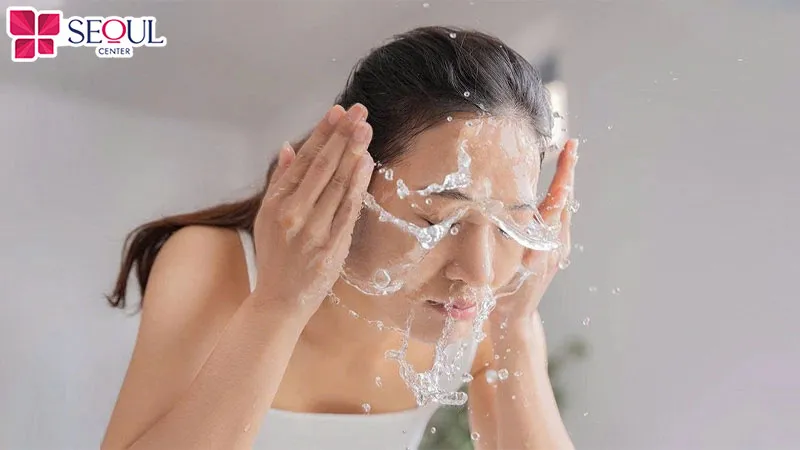 Để nước tiếp xúc với vùng chân mày vừa phun có thể làm tăng nguy cơ nhiễm trùng