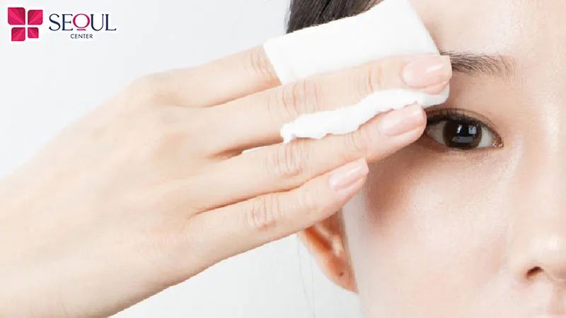 Làm sạch lông mày nhẹ nhàng bằng bông y tế và nước muối sinh lý
