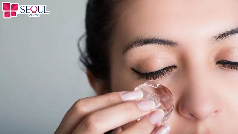Chườm đá để giảm sưng mắt sau khi phun lông mày