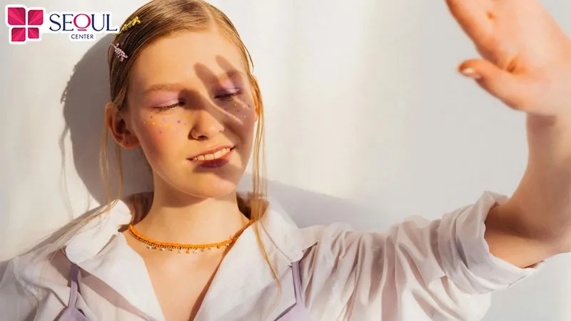 Các tác nhân bên ngoài như tia UV khiến lông mày không lên màu sau khi phun