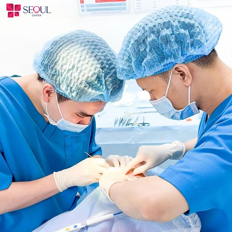 Đội ngũ bác sĩ tiến hành sửa mí Perfect theo chuẩn an toàn y khoa