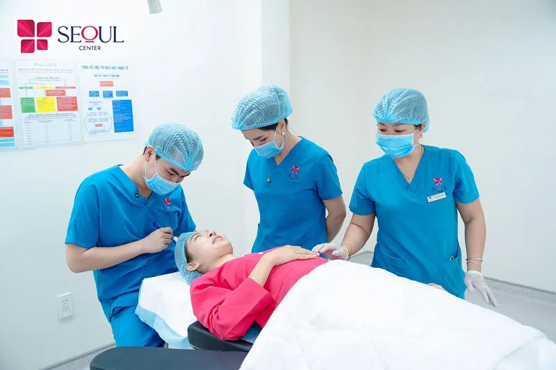 Đội ngũ bác sĩ đang tiến hành vẽ phác thảo dáng mí Phượng Hoàng trước khi sửa mí