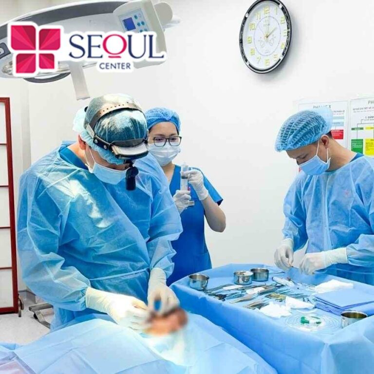 Các bác sĩ đang tiến hành sửa lại chiếc mũi hỏng mức độ đặc biệt của khách hàng, đảm bảo mang lại dáng mũi mới hài hòa gương mặt, đẹp sắc nét