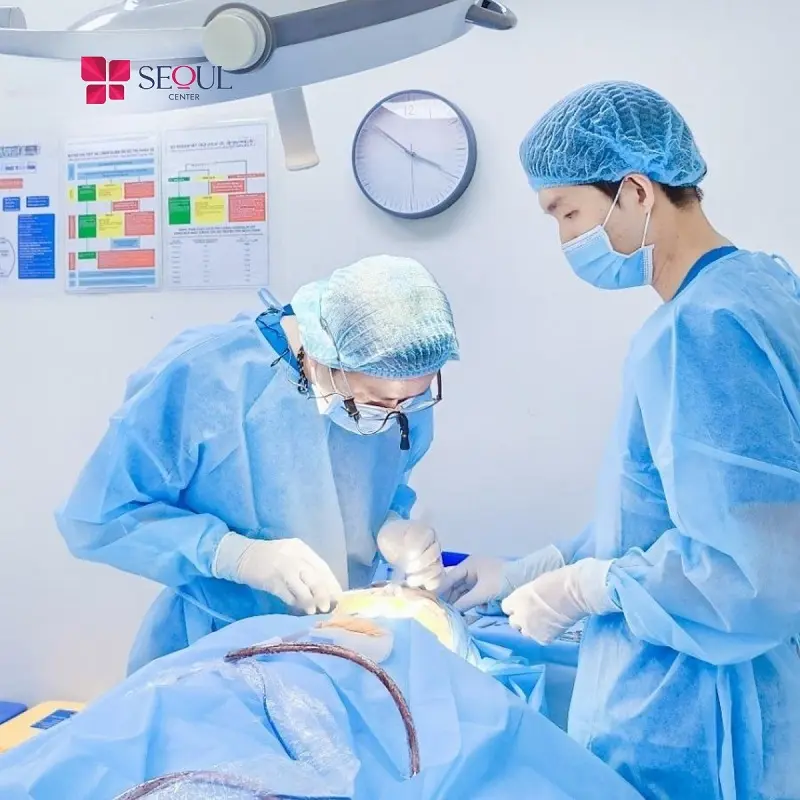 Bác sĩ đang tiến hành sửa mũi hỏng mức độ khó kết hợp nâng mũi theo quy trình chuẩn an toàn Y khoa