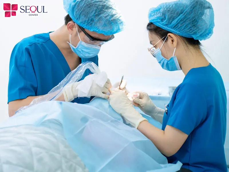 Thu mỏng môi dưới cần thực hiện trong phòng vô khuẩn và tuân thủ quy định