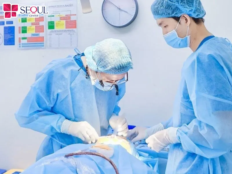 Phẫu thuật thu mỏng môi được thực hiện hoàn toàn trong phòng vô khuẩn
