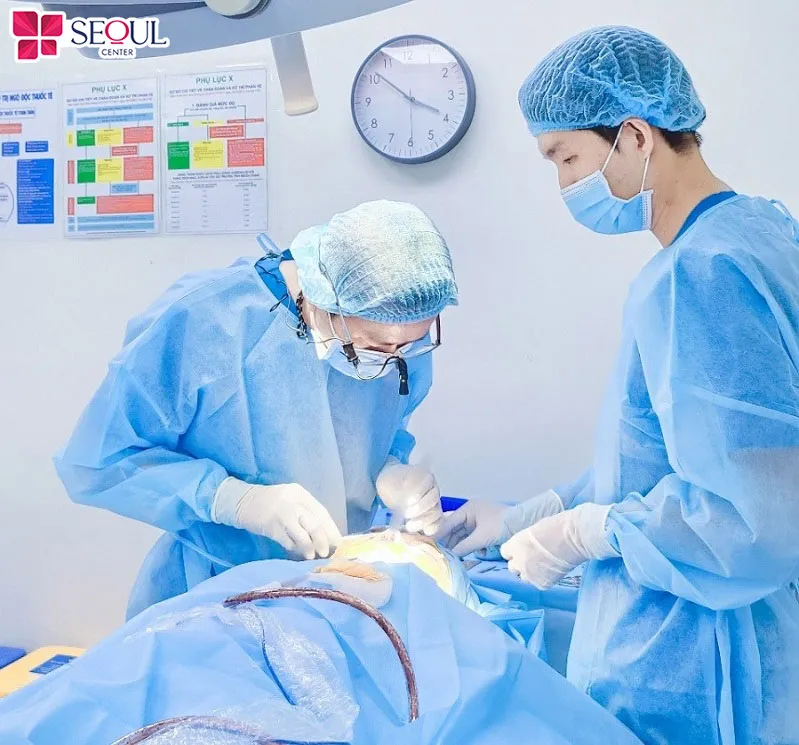 Bác sĩ thực hiện thu ngắn sóng mũi một cách tỉ mỉ, chuẩn xác từng chi tiết đảm bảo an toàn cho khách hàng