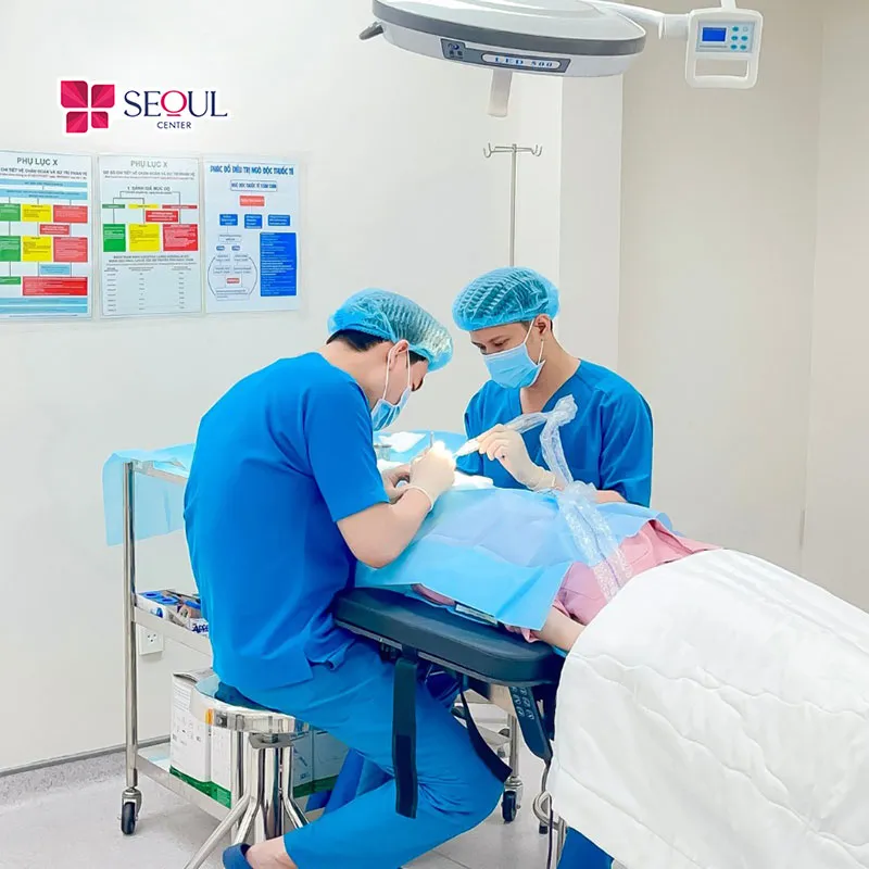 Bác sĩ đang tiến hành xử lý những lỗi ở cằm mà khách hàng đang gặp phải theo quy trình chuẩn an toàn Y khoa