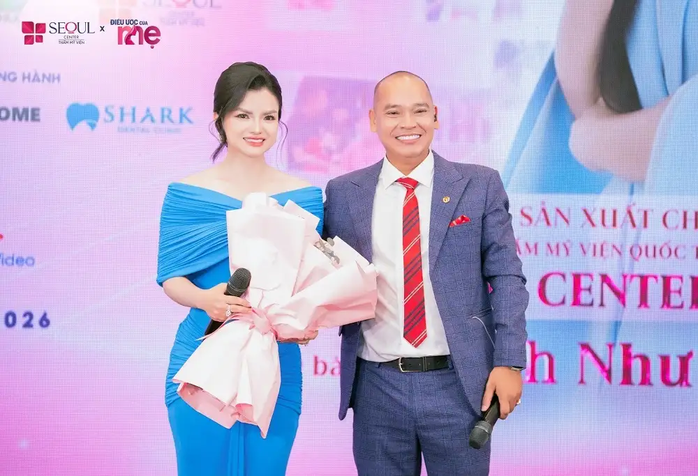 Ông Thái Phan Thanh Bình nhà sản xuất chương trình trao tặng bó hoa tươi đẹp rạng rỡ cho TGĐ. Huỳnh Như Lam thay lời cảm ơn sâu sắc