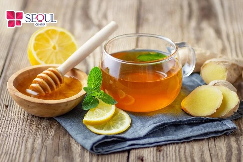 Chanh và mật ong có chứa nhiều thành phần dưỡng chất giúp đẩy lùi sắc tố melanin làm sáng da vùng cổ và gáy